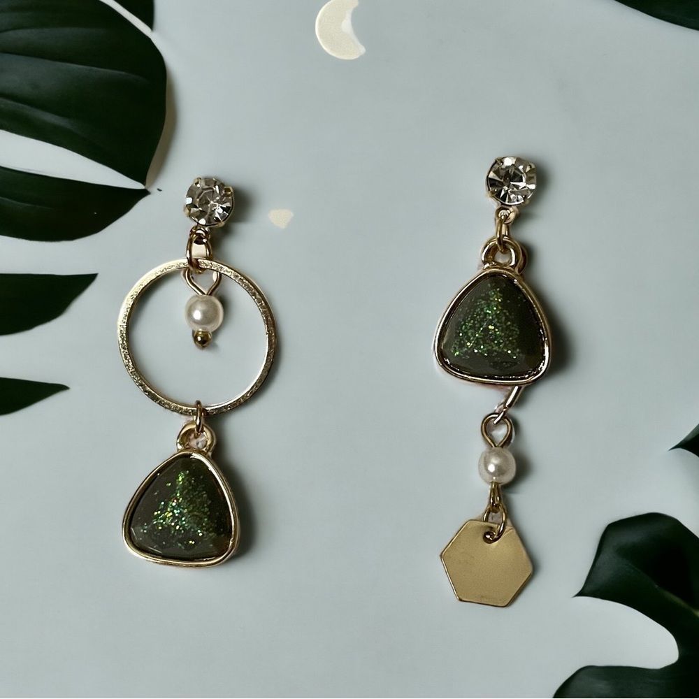 Green Asymmetrical Fashion Earrings Pearl Accent